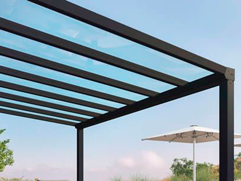 Estructuras de aluminio para porches, terrazas, cerramientos de piscinas en Villafranca de los Barros